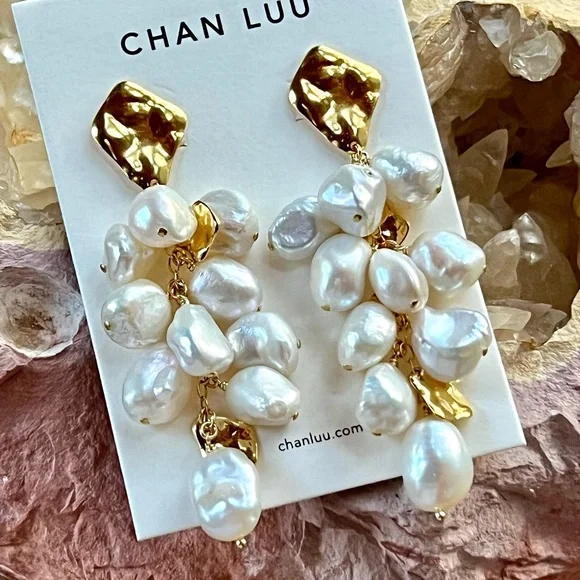 🌺🎉HP🎉🌺 NWT Anthropologie Chan Luu Gold and Pearl Cluster Chandeliers - Picture 2 of 15